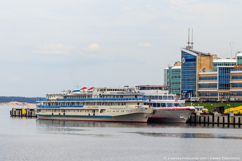 Rus Grand Motor Ship In And Out