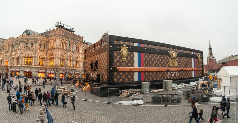 Louis Vuitton Suitcase On Red Square | English Russia