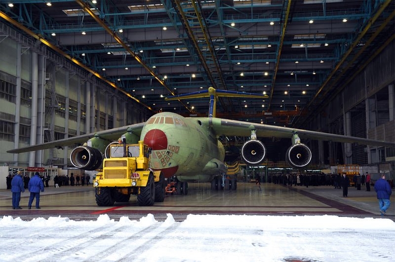 2011年12月15日，首架伊尔-476在乌里扬诺夫斯克“航空之星”飞机制造厂竣工下线图
