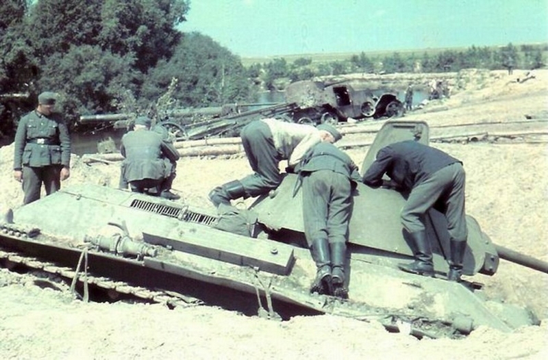 abandonedsoviettansk003 46 Disabled And Abandoned Soviet Tanks