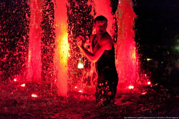 Moscow Graduates Bathing in Fountains 10