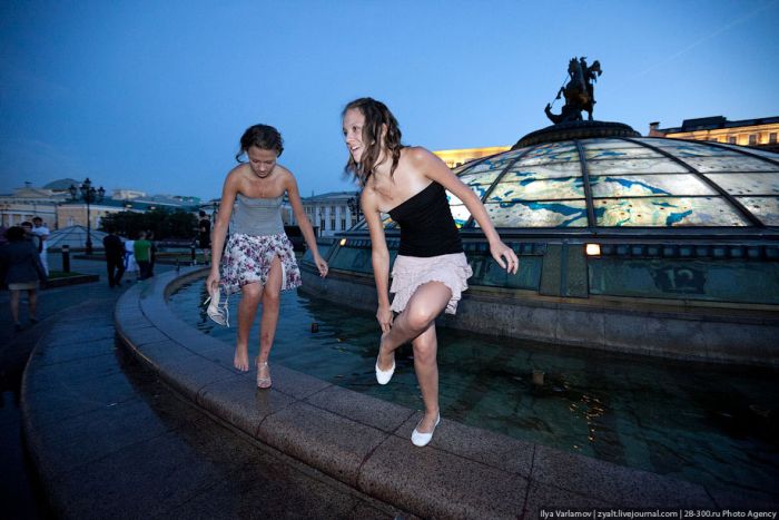 Moscow Graduates Bathing in Fountains 12