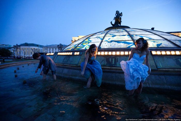 Moscow Graduates Bathing in Fountains 16
