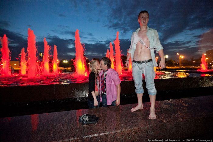 Moscow Graduates Bathing in Fountains 18