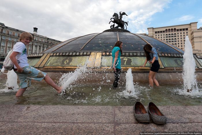 Moscow Graduates Bathing in Fountains 2