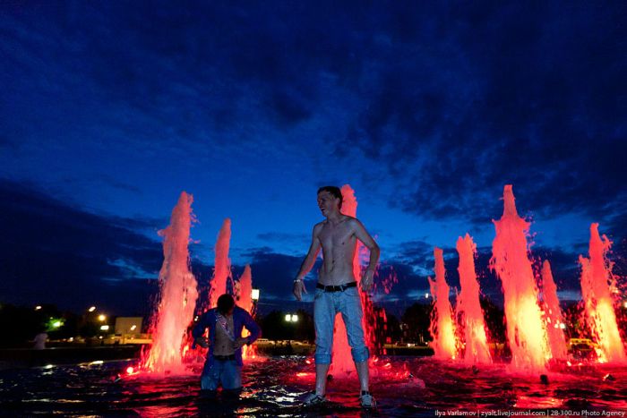 Moscow Graduates Bathing in Fountains 21
