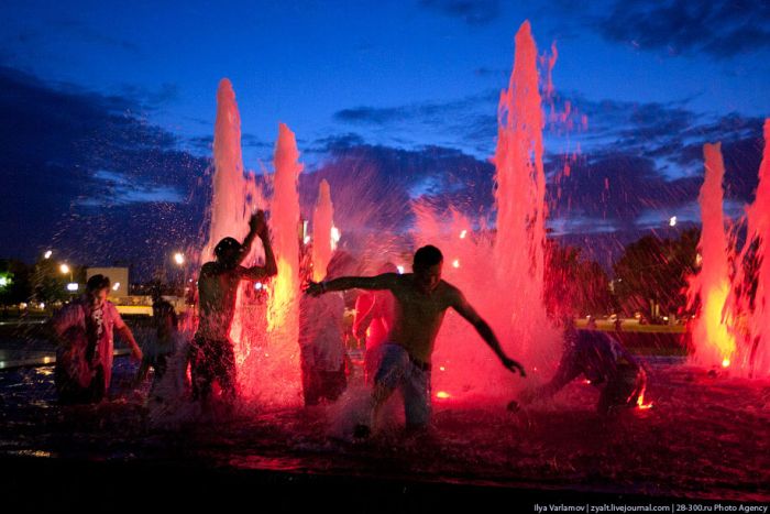 Moscow Graduates Bathing in Fountains 22