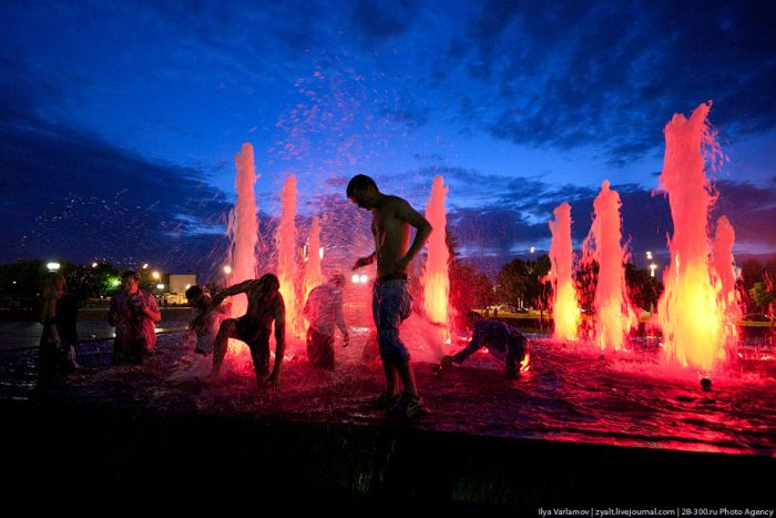 Moscow Graduates Bathing in Fountains 3