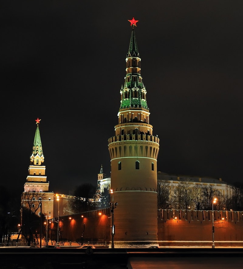 How were the Kremlin stars made and set