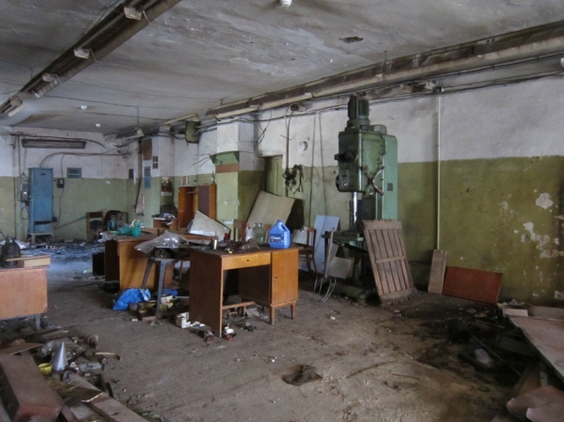 http://media.englishrussia.com/newpictures/Abandoned-nuclear-LAB-in-Russia/y_6da772e5.jpg