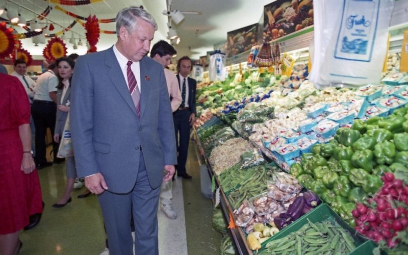 Boris Yeltsin in American Supermarket