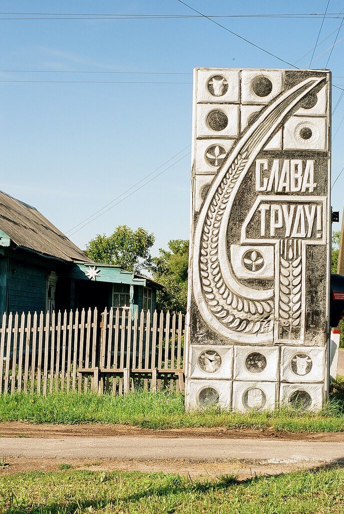 50 Glory to the Labor Soviet Signs Still Visible in Russia to this Day [50 photos] 