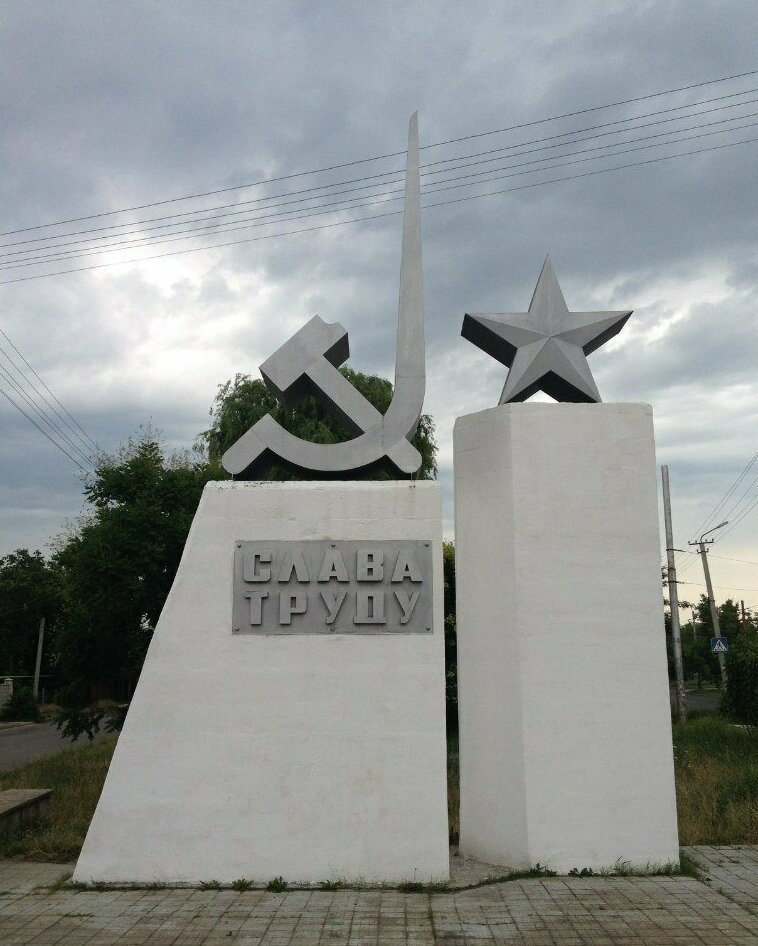 50 Glory to the Labor Soviet Signs Still Visible in Russia to this Day [50 photos] 
