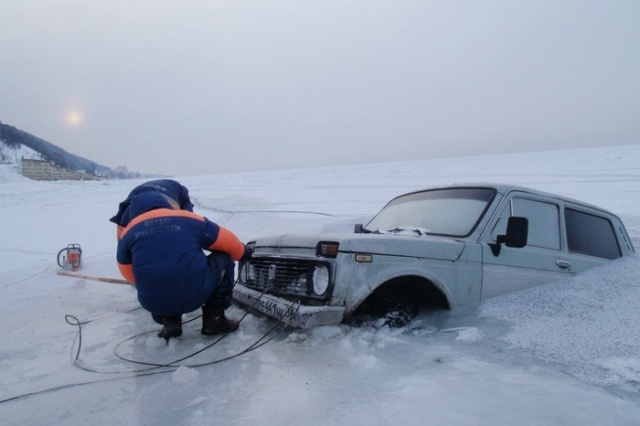 Cars That Stuck on Baikal Lake Ice [25 photos]