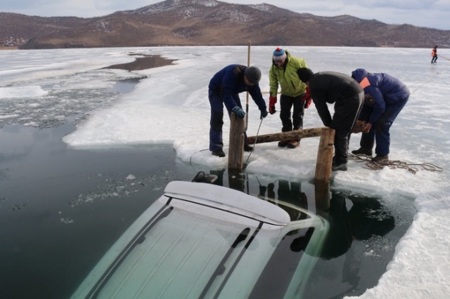 Cars That Stuck on Baikal Lake Ice [25 photos]