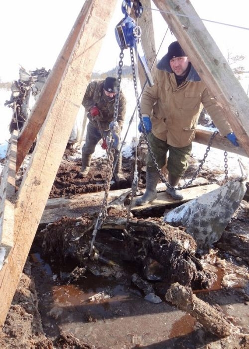 Rescuing World War II Plane Spent 76 Years in Swamps, Well Preserved [photos]