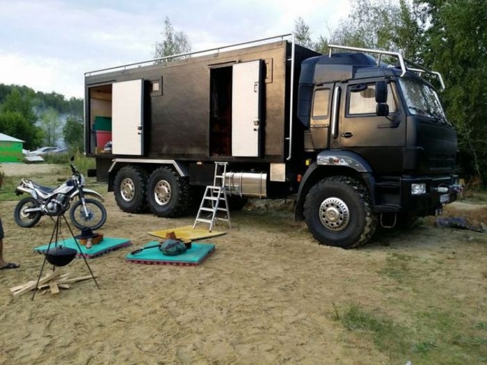 http://media.englishrussia.com/newpictures/KAMAZ-truck-renovated-for-a-home/kamaz_26.jpg