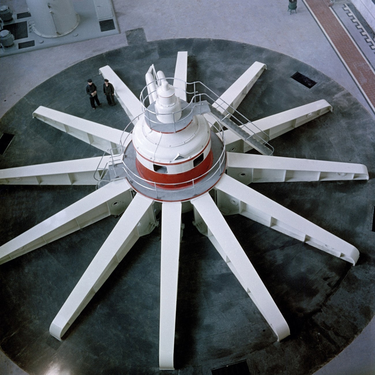 Turbina gigantesca na hidroelétrica de Samara, construída nos anos 1950. Apesar de importante, obras como essa pouco fizeram para melhorar a produtividade da indústria soviética. [via English Russia]