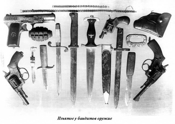 Algumas armas ilegais apreendidas pela polícia de Leningrado [S. Petersburgo] em meados dos anos 1940. [via English Russia]