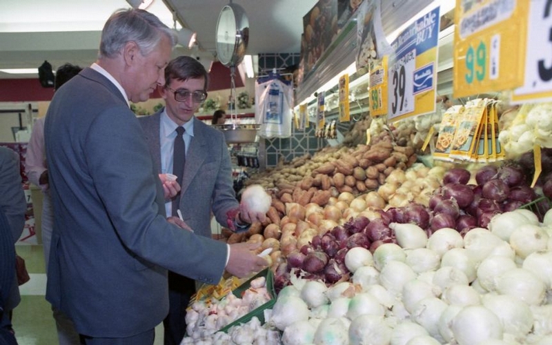Boris Yeltsin in American Supermarket